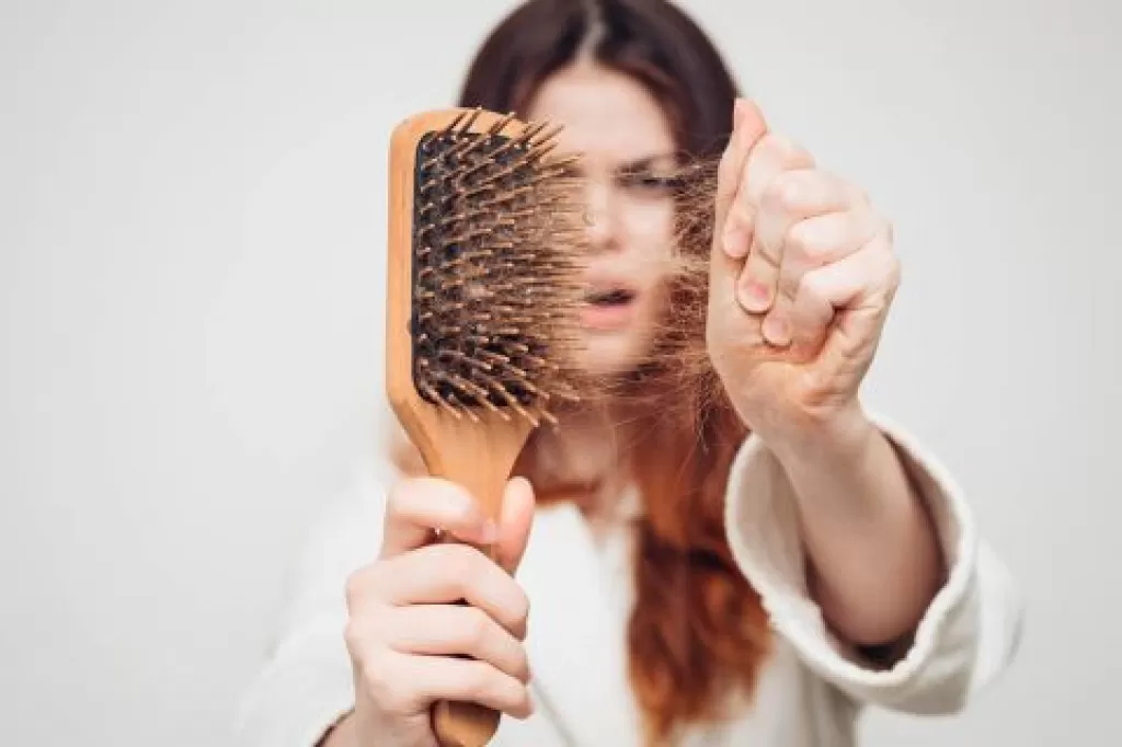 Сильное выпадение волос: что делать и почему так происходит